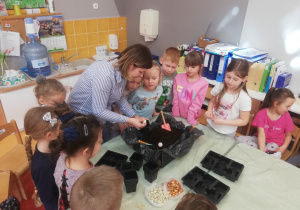 przedszkolaki z panią Ewą sadzą cebulki